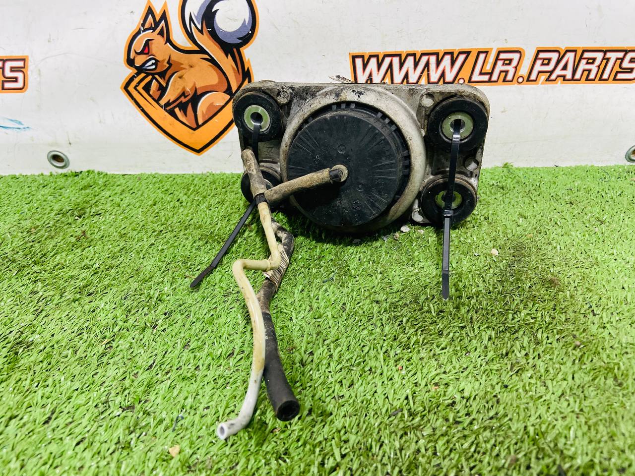 LR146350 Left right engine mount Land Rover New Defender L663 (2020-) Used cost € in stock 2 pcs.