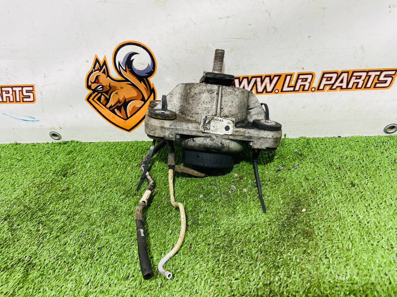 LR146350 Left right engine mount Land Rover New Defender L663 (2020-) Used cost € in stock 2 pcs.