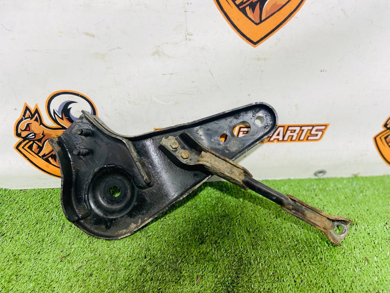 LR146728 Rear beam bracket, front left, Land Rover New Defender L663 (2020-) Used cost € in stock 1 pcs.
