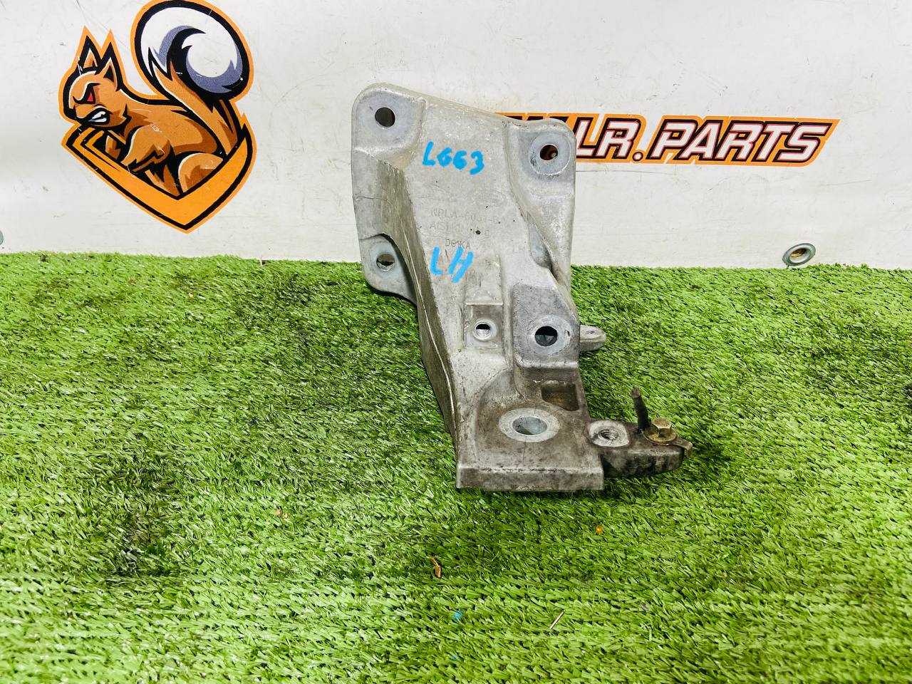 LR147912 Engine mounting bracket left Range Rover Sport L494 (2014-2022) Used cost 80 € in stock 5 pcs.