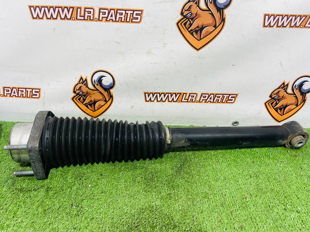 LR148085 Rear Shock Absorber Assembled Left Right for Land Rover New Defender L663 (2020-) Used cost 250 € in stock 2 pcs.