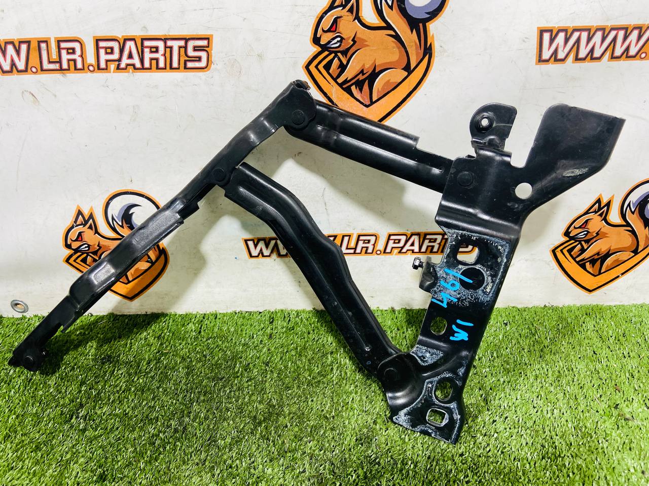 LR151886 Right Hood Hinge Range Rover Sport L461 (2023-) Used - Image 17