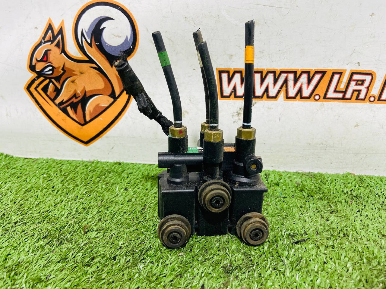 LR153323 Rear air suspension valve block for Range Rover Sport L461 (2023-) Used - Image 12