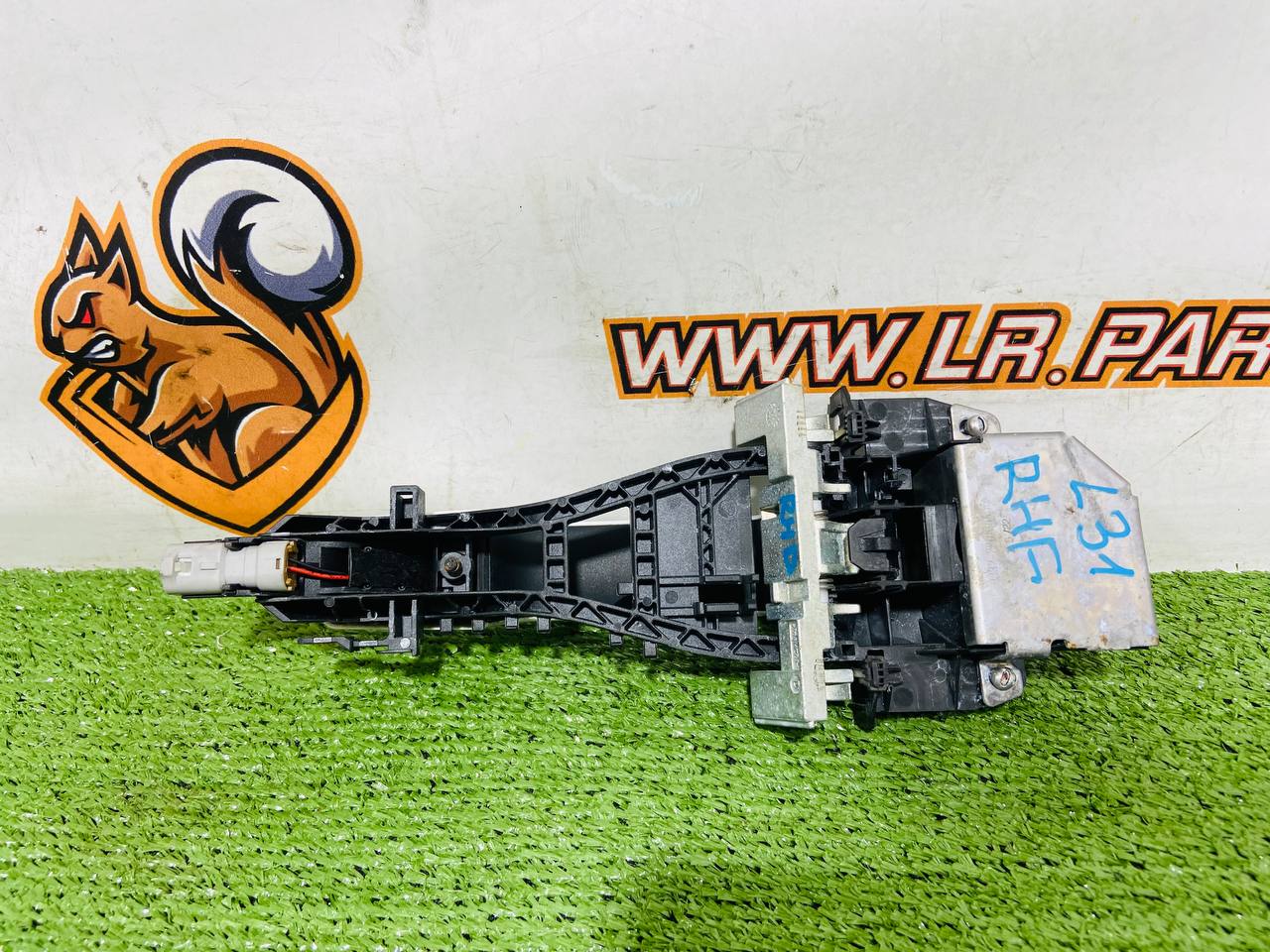 LR153684 Exterior front right door handle assembly for Land Rover New Defender L663 (2020-) Used cost € in stock 1 pcs.