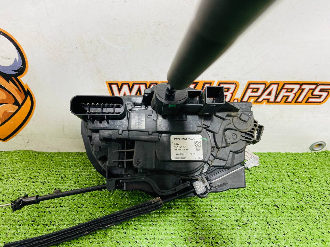 LR153684 Front Right Door Lock for Land Rover New Defender L663 (2020-) Used cost € in stock 1 pcs.