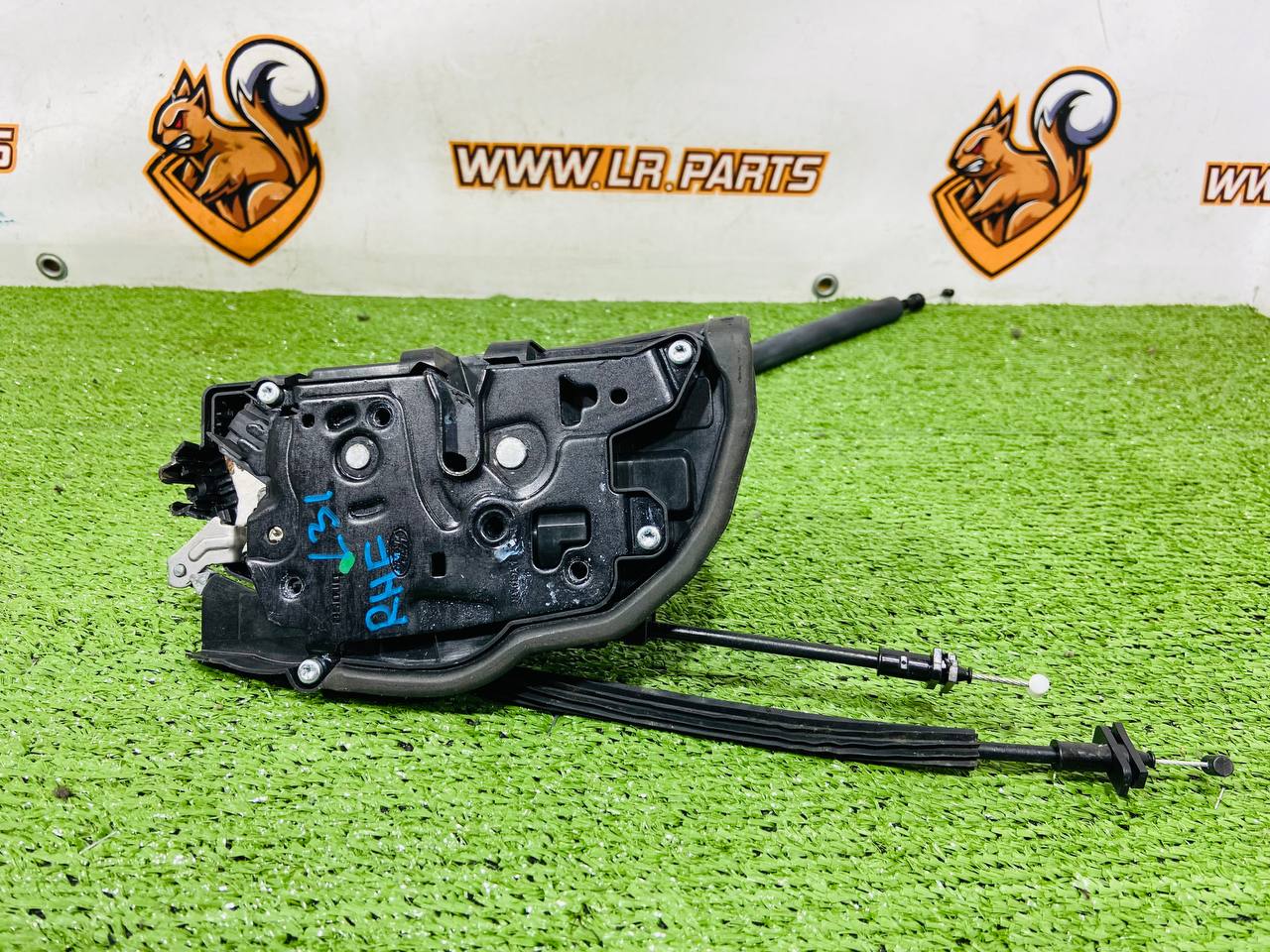 LR153684 Front Right Door Lock for Land Rover New Defender L663 (2020-) Used cost € in stock 1 pcs.