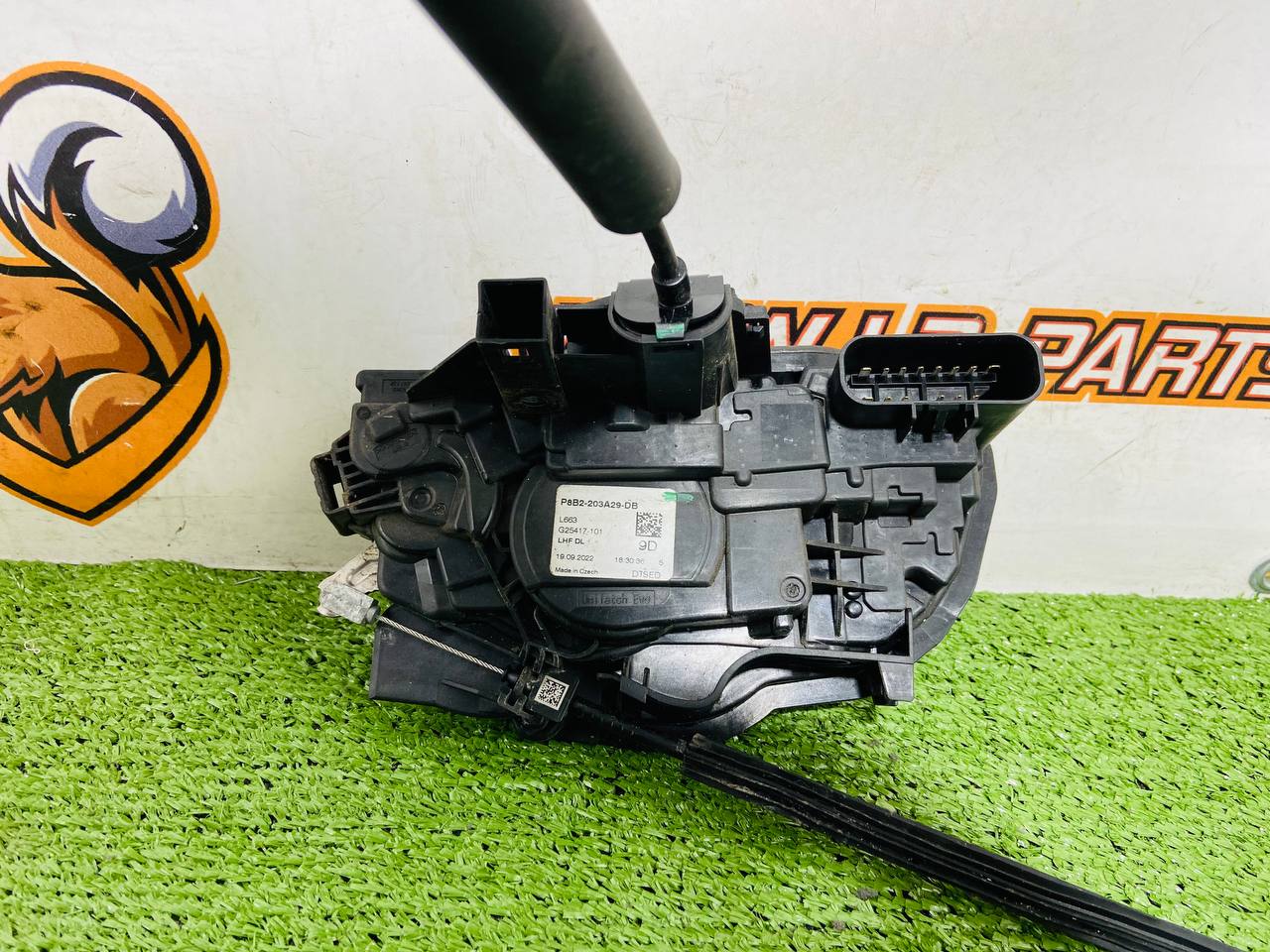 LR153719 Front left door lock for Land Rover New Defender L663 (2020-) Used cost € in stock 1 pcs.