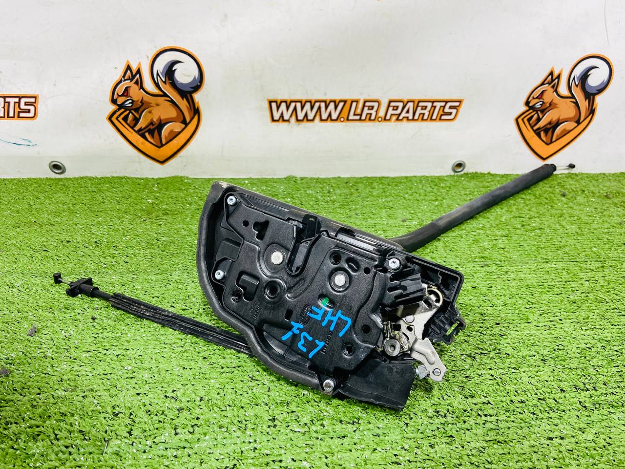 LR153719 Front left door lock for Land Rover New Defender L663 (2020-) Used cost € in stock 1 pcs.