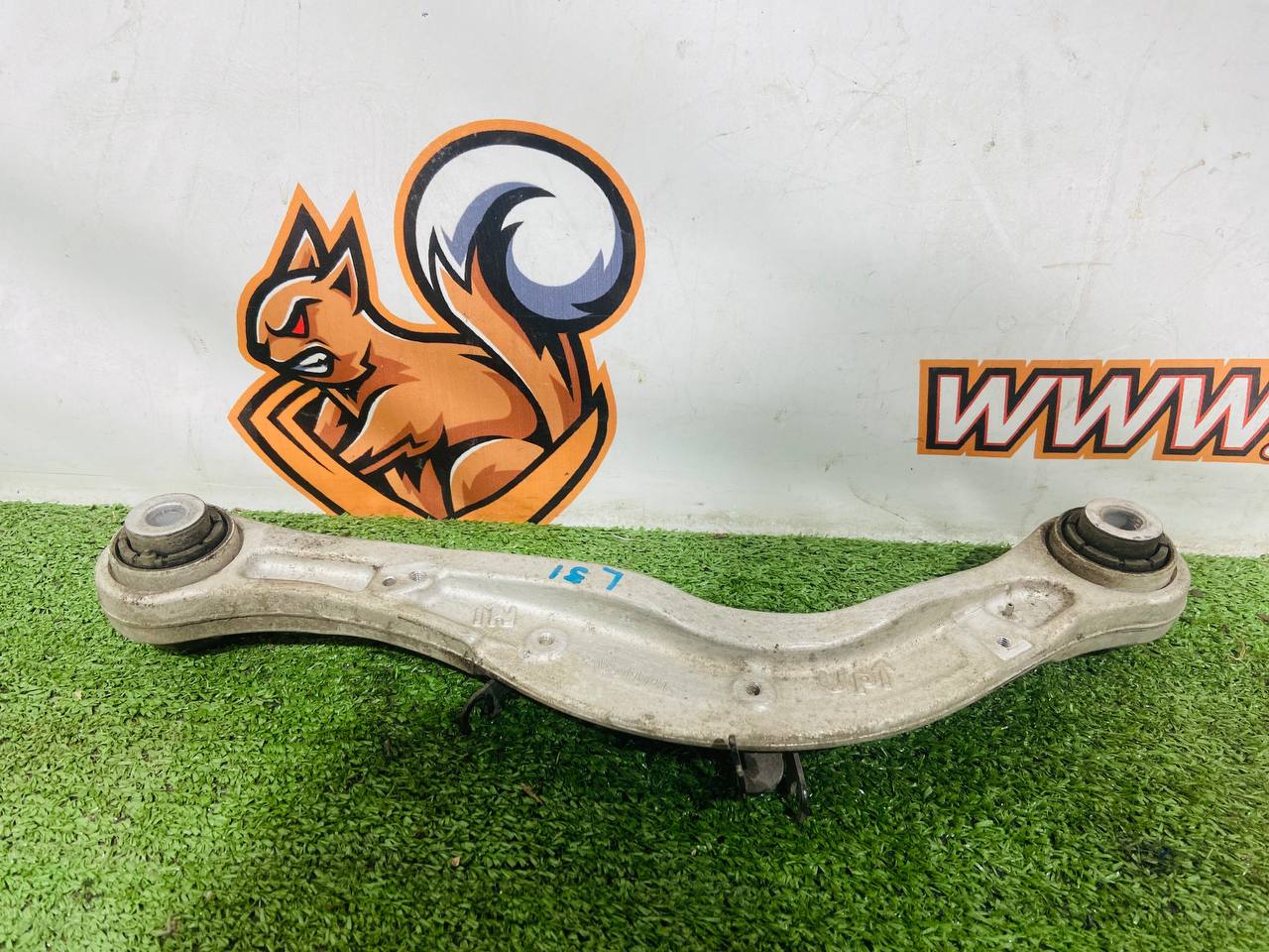 LR161274 Rear upper left/right lever Land Rover New Defender L663 (2020-) Used cost € in stock 2 pcs.