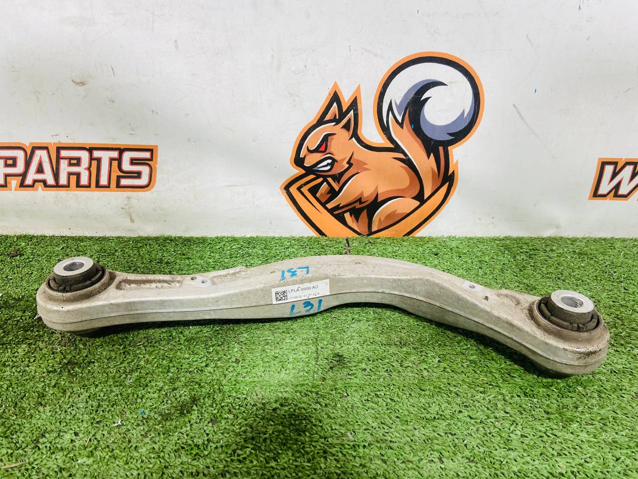 LR161274 Rear upper left/right lever Land Rover New Defender L663 (2020-) Used cost € in stock 2 pcs.