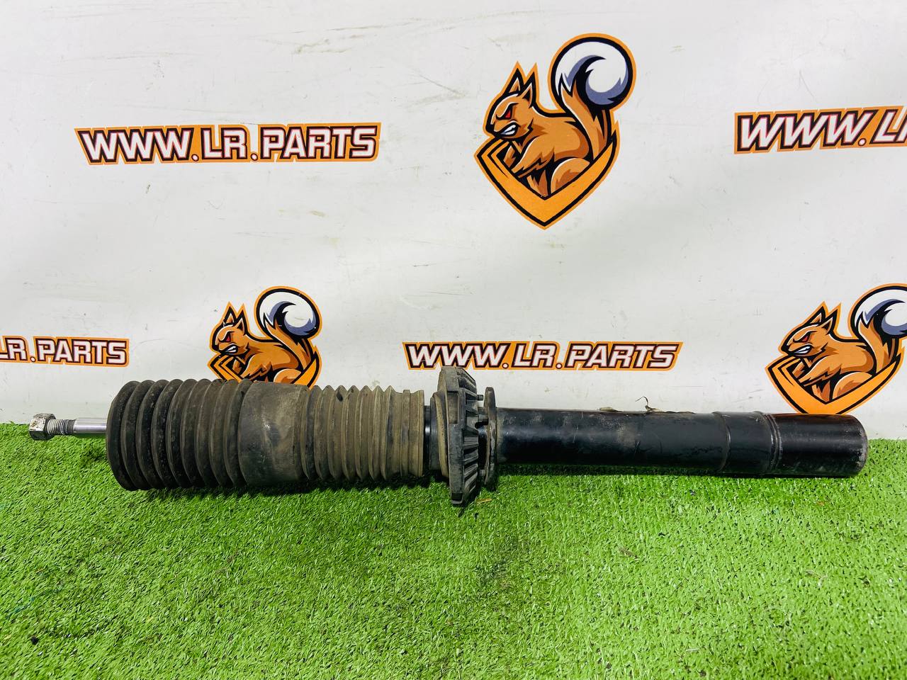 LR161352 Front left / right shock absorber for Land Rover New Defender L663 (2020-) Used cost 250 € in stock 1 pcs.