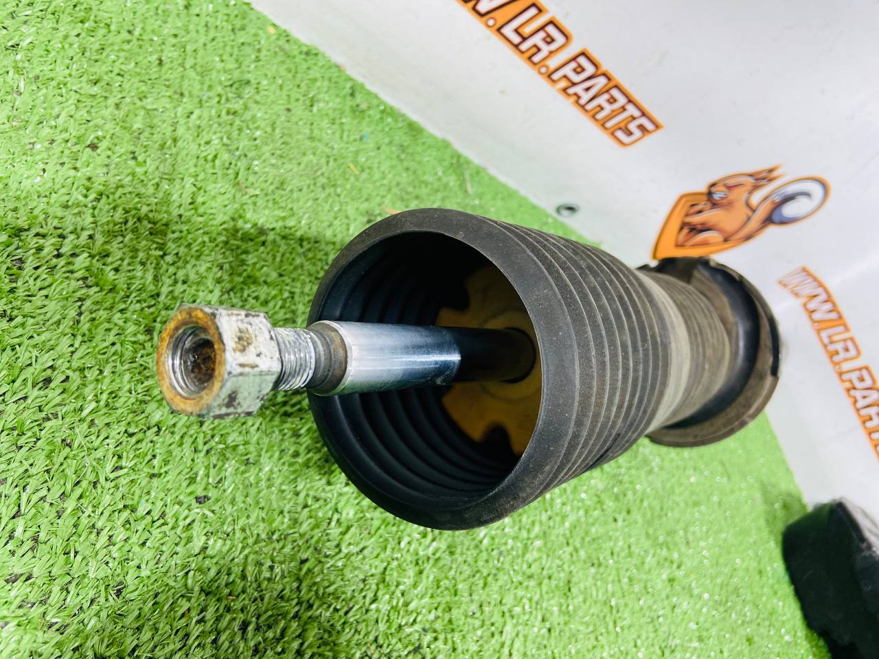 LR161352 Front left / right shock absorber for Land Rover New Defender L663 (2020-) Used cost 250 € in stock 1 pcs.
