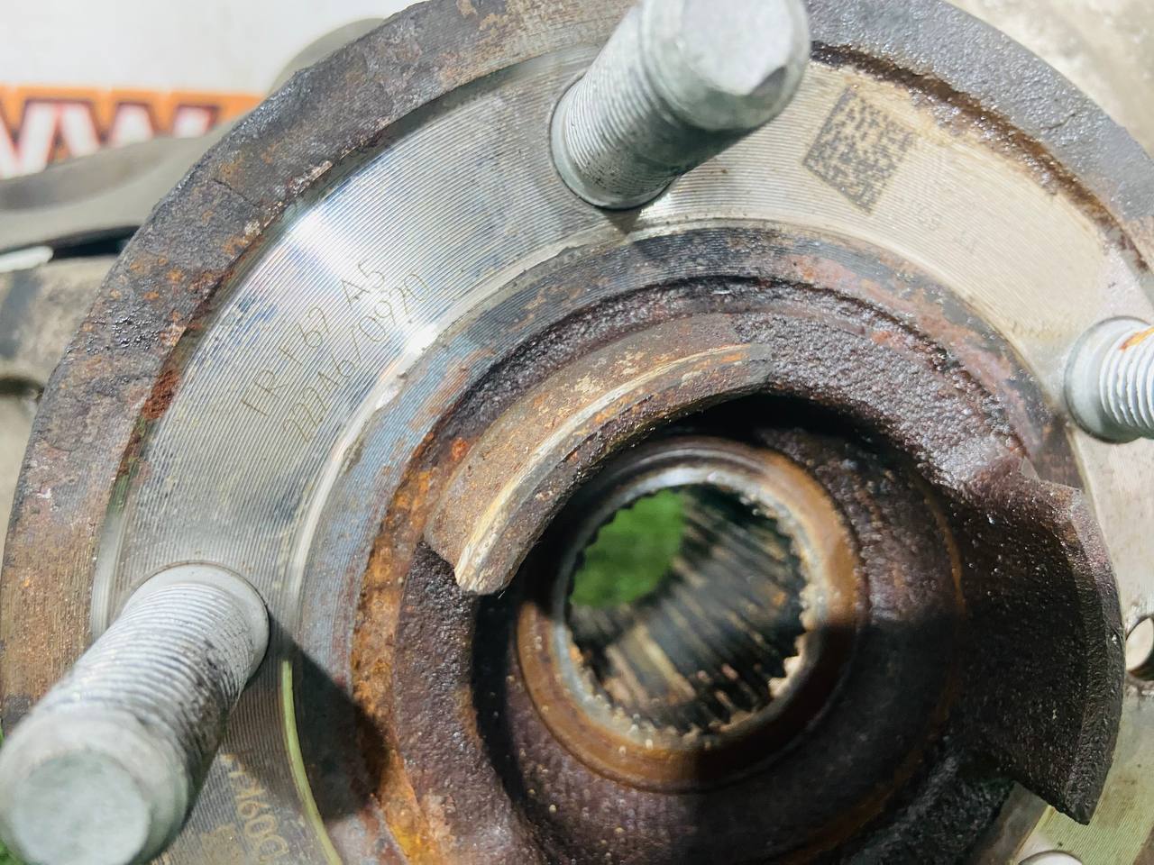 LR162782 Right Front Swivel Hub (Kingpin) for Land Rover New Defender L663 (2020-) Used cost € in stock 1 pcs.