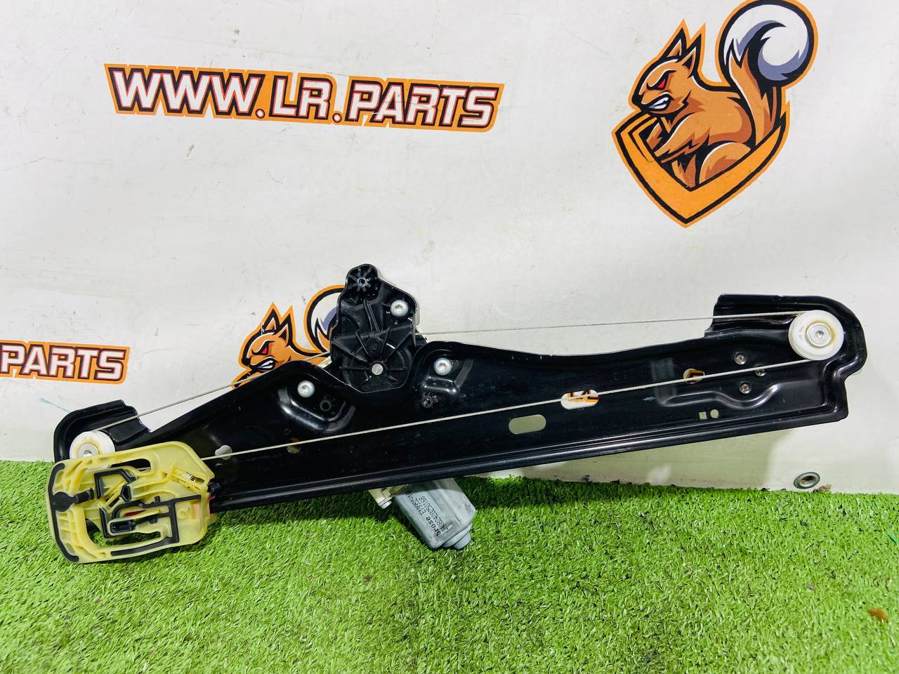 LR164073 Rear left electric window lifter. Land Rover New Defender L663 (2020-) used cost € in stock 1 pcs.