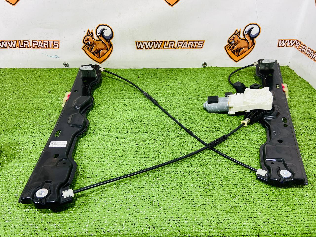 LR164085 Front Right Window Regulator Land Rover New Defender L663 (2020-) Used cost € in stock 1 pcs.