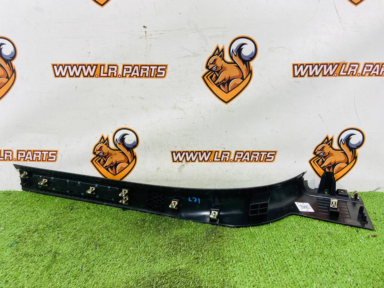 LR164796 Overlay of the front left inner door sill for Land Rover New Defender L663 (2020-) Used cost € in stock 1 pcs.