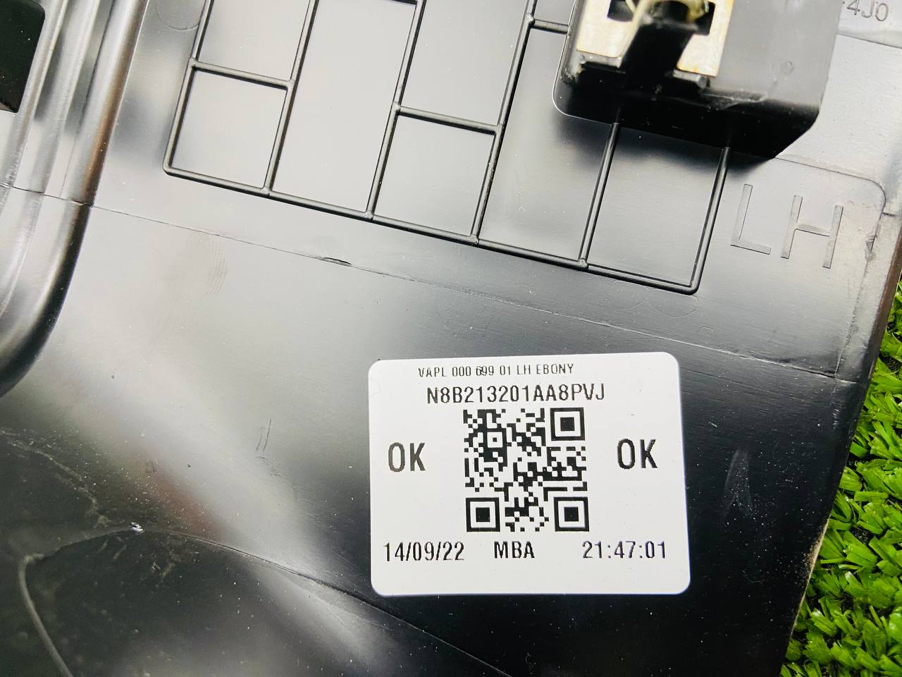 LR164796 Overlay of the front left inner door sill for Land Rover New Defender L663 (2020-) Used cost € in stock 1 pcs.