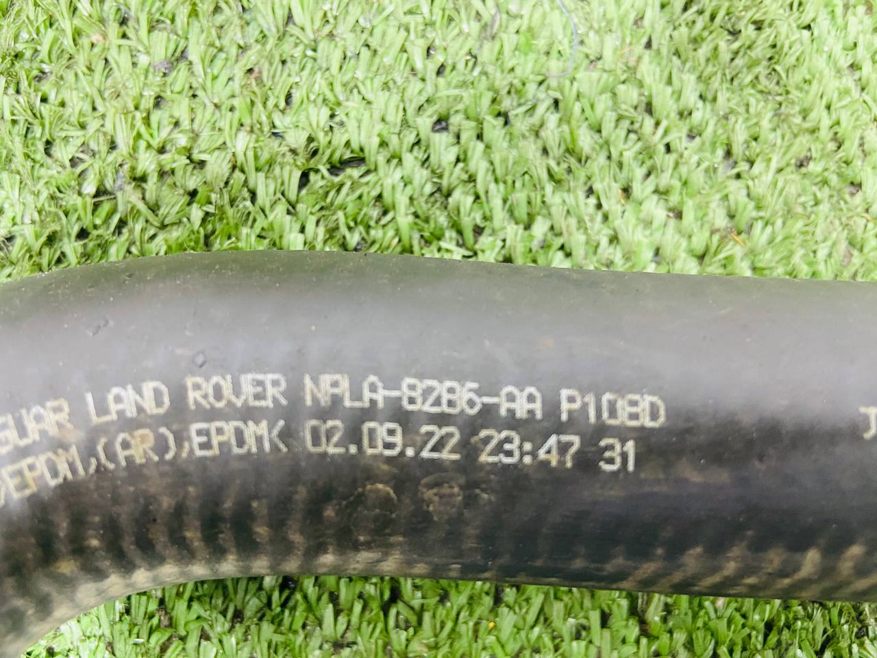 LR166420 Radiator hose 3.0 TD lower for Land Rover New Defender L663 (2020-) Used cost € in stock 1 pcs.