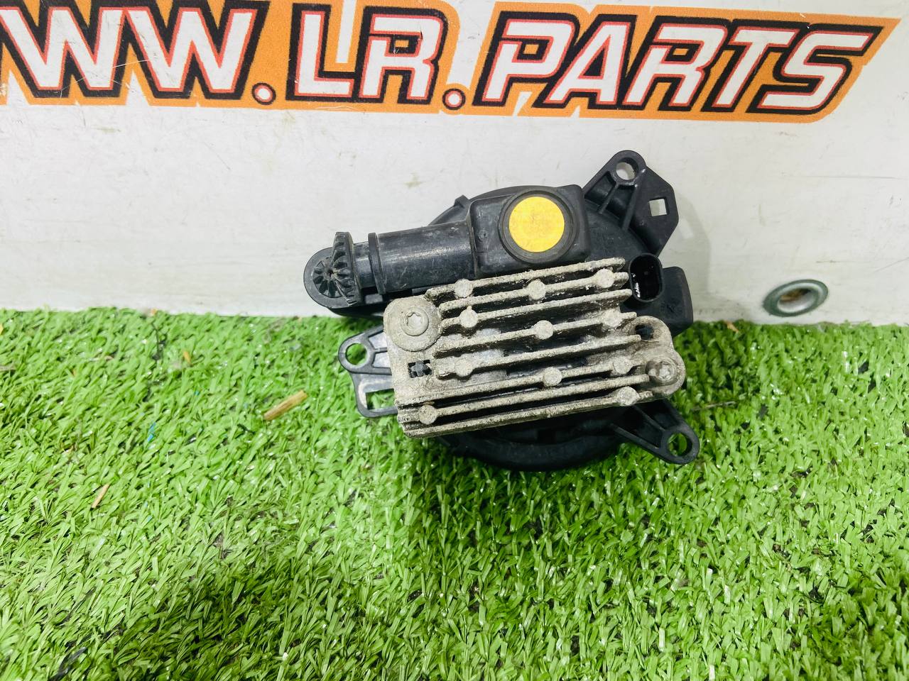 LR166833 Front Right/Left Fog Lamp for Land Rover New Defender L663 (2020-) Used cost € in stock 1 pcs.