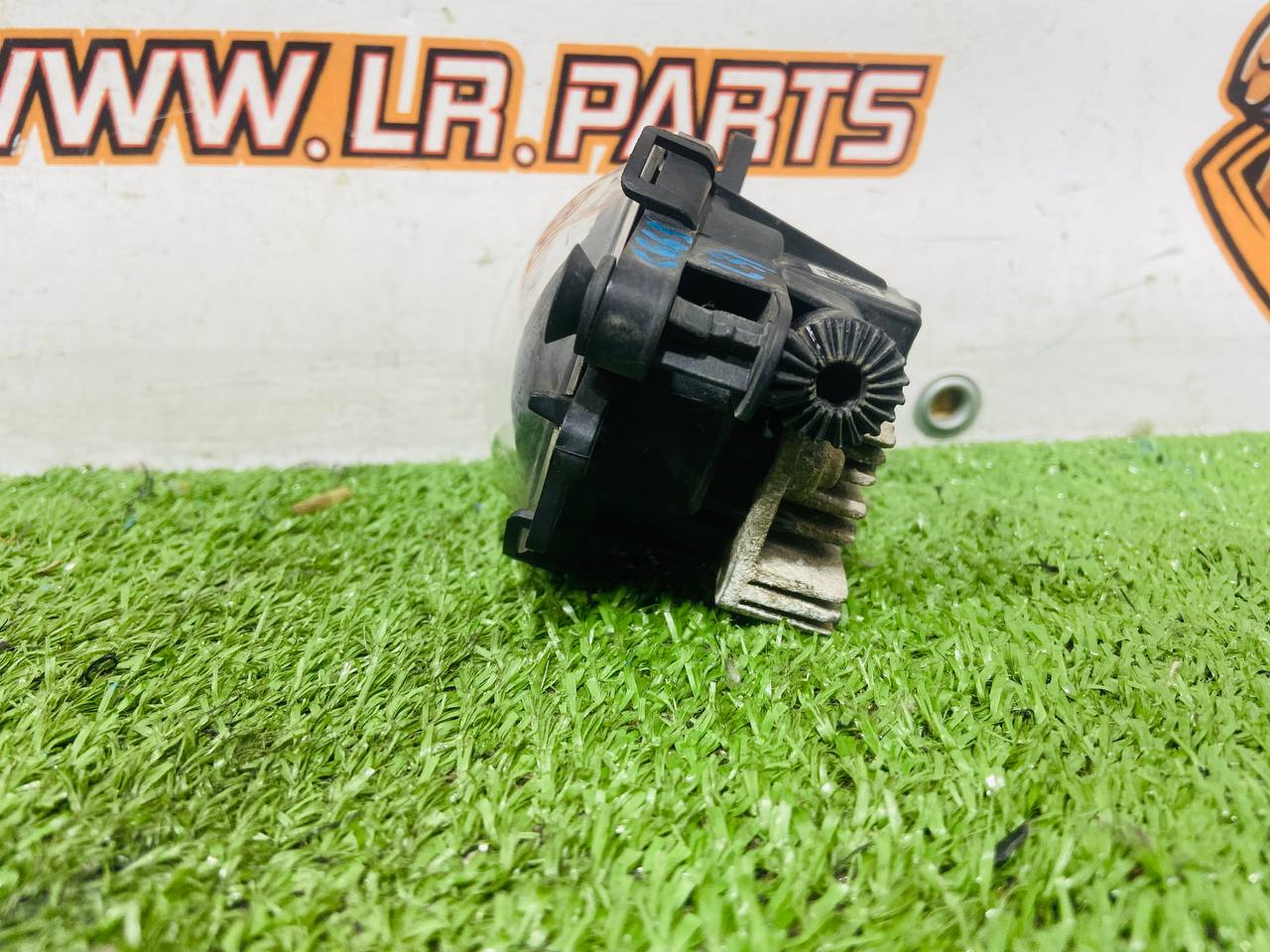 LR166833 Front Right/Left Fog Lamp for Land Rover New Defender L663 (2020-) Used cost € in stock 1 pcs.