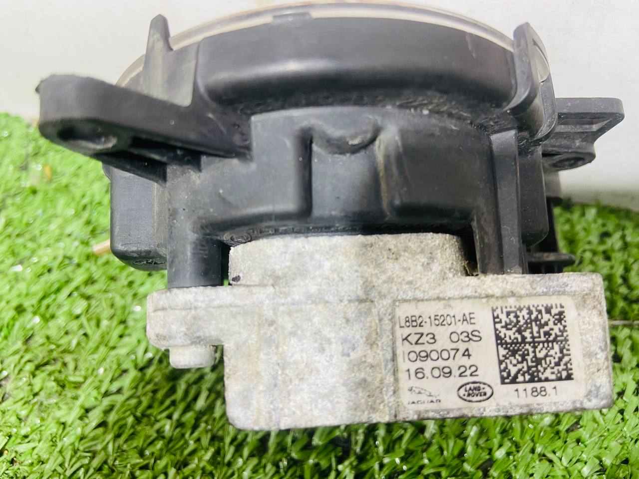 LR166833 Front Right/Left Fog Lamp for Land Rover New Defender L663 (2020-) Used cost € in stock 1 pcs.