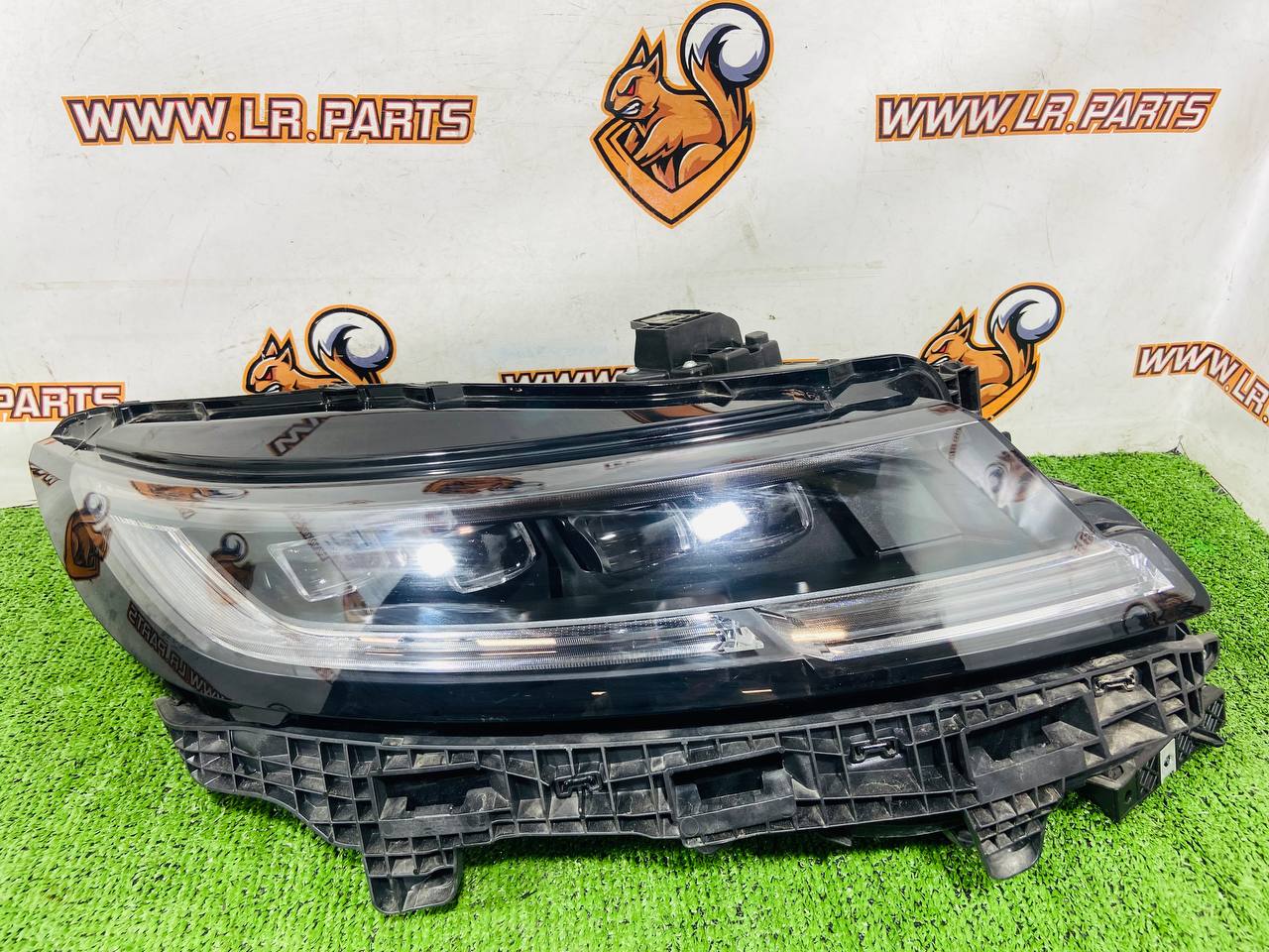 LR167041 Right headlight LED Pixel Range Rover Sport L461 (2023-) Used cost 1 500 € in stock 1 pcs.