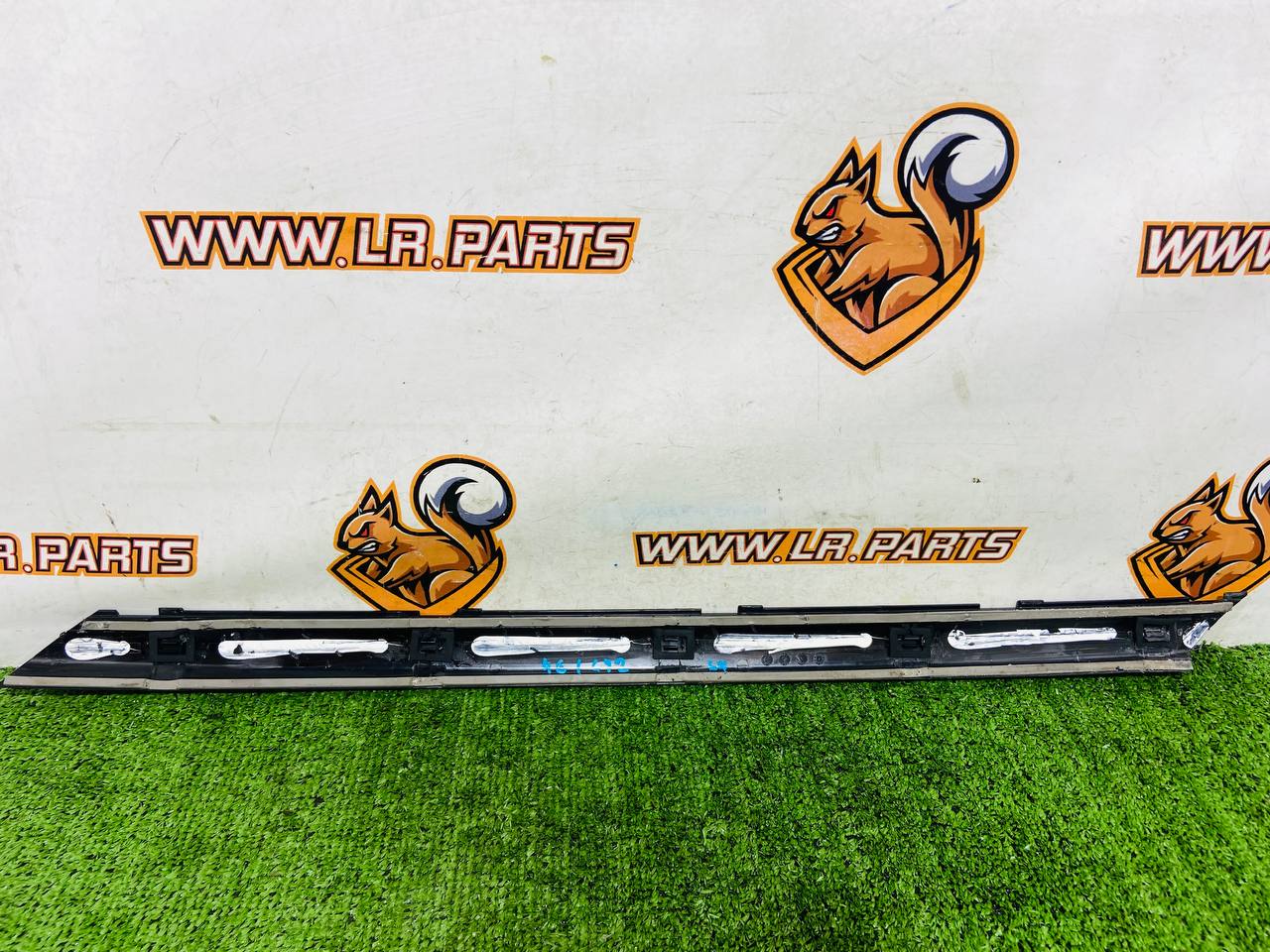 LR168913 Left front body pillar cover Range Rover Sport L461 (2023-) Used cost € in stock 1 pcs.