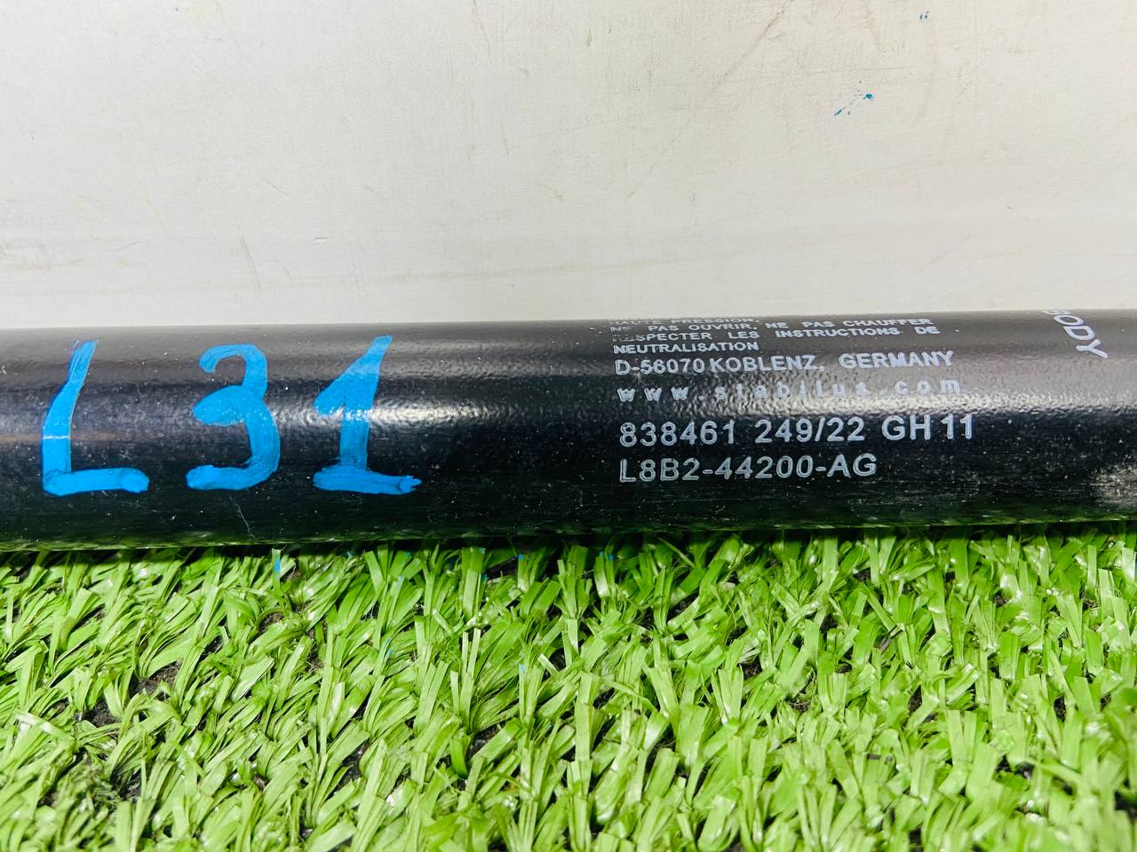 LR170199 Rear shock absorber for Land Rover New Defender L663 (2020-) used cost 50 € in stock 1 pcs.