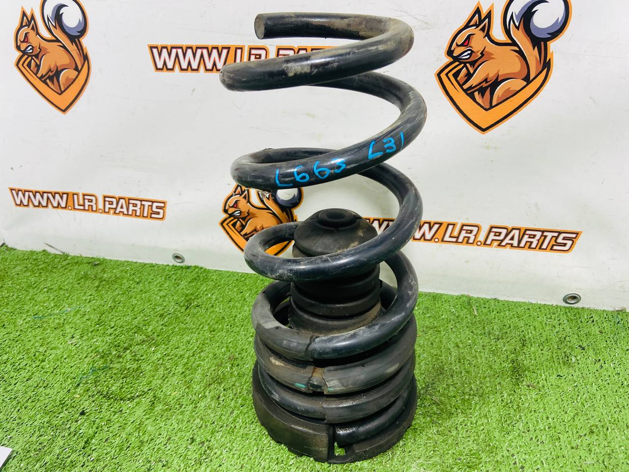 LR171725 Left/right rear suspension spring Land Rover New Defender L663 (2020-) used cost € in stock 2 pcs.