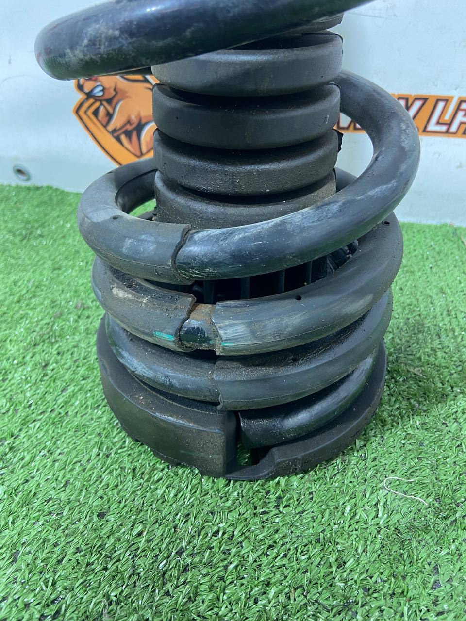 LR171725 Left/right rear suspension spring Land Rover New Defender L663 (2020-) used cost € in stock 2 pcs.