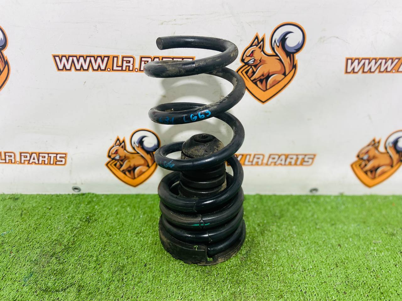 LR171725 Left/right rear suspension spring Land Rover New Defender L663 (2020-) used cost € in stock 2 pcs.