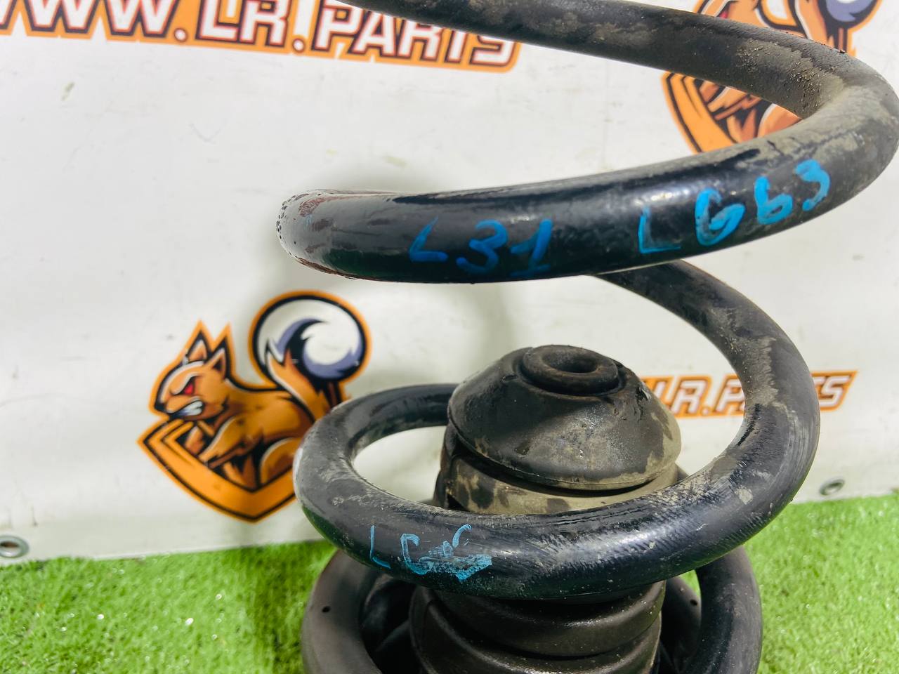 LR171725 Left/right rear suspension spring Land Rover New Defender L663 (2020-) used cost € in stock 2 pcs.