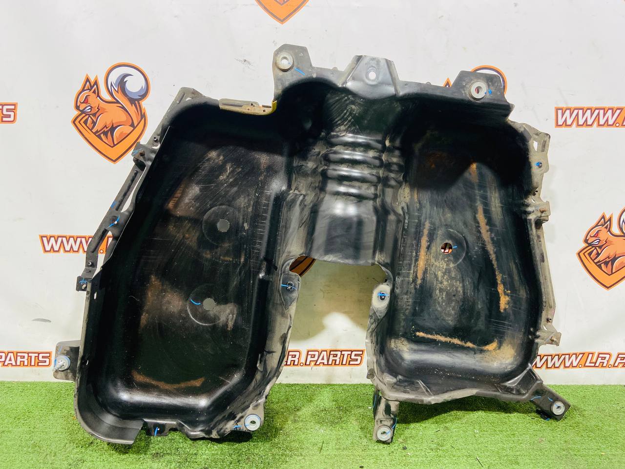 LR173146 Protection for the fuel tank Land Rover Discovery 5 L462 (2017-) Used cost 380 € in stock 2 pcs.