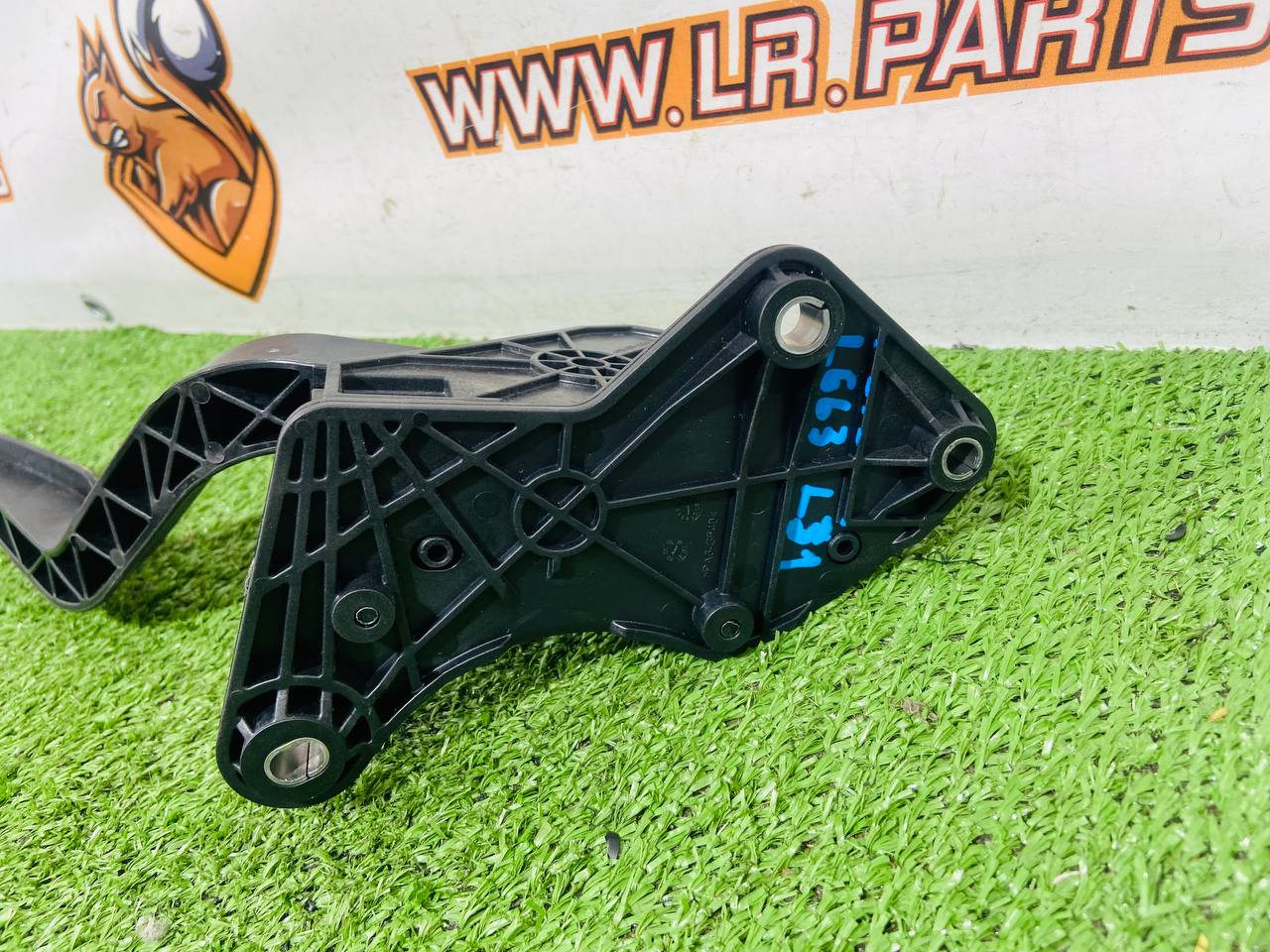 LR174489 Gas pedal electric RHD Land Rover New Defender L663 (2020-) Used cost € in stock 1 pcs.