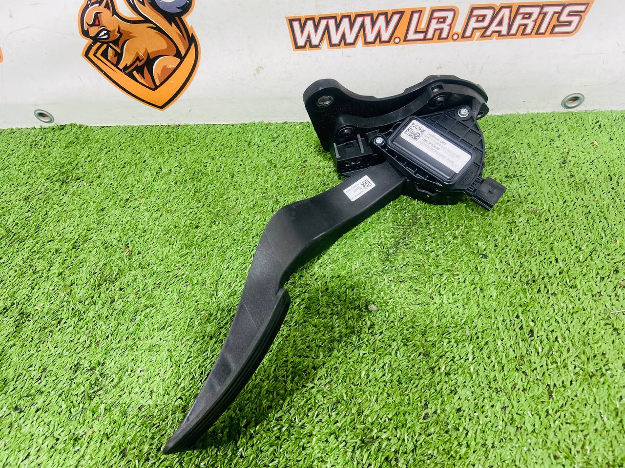 LR174489 Gas pedal electric RHD Land Rover New Defender L663 (2020-) Used cost € in stock 1 pcs.
