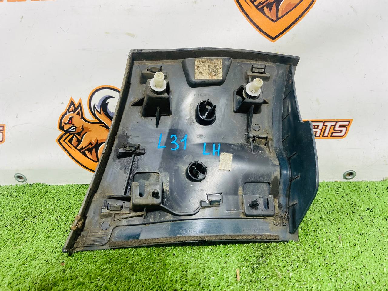 LR175931 Translation from Russian to English: Lower left front wing molding Land Rover New Defender L663 (2020-) Used cost 100 € in stock 1 pcs.
