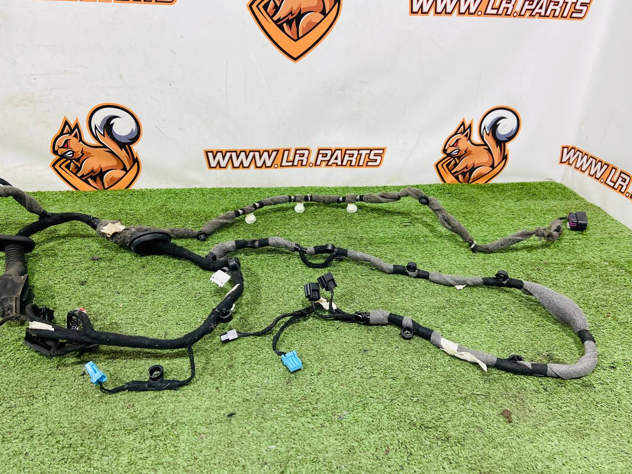LR177317 Front right door wiring, driver's side, Land Rover New Defender L663 (2020-) Used cost € in stock 1 pcs.