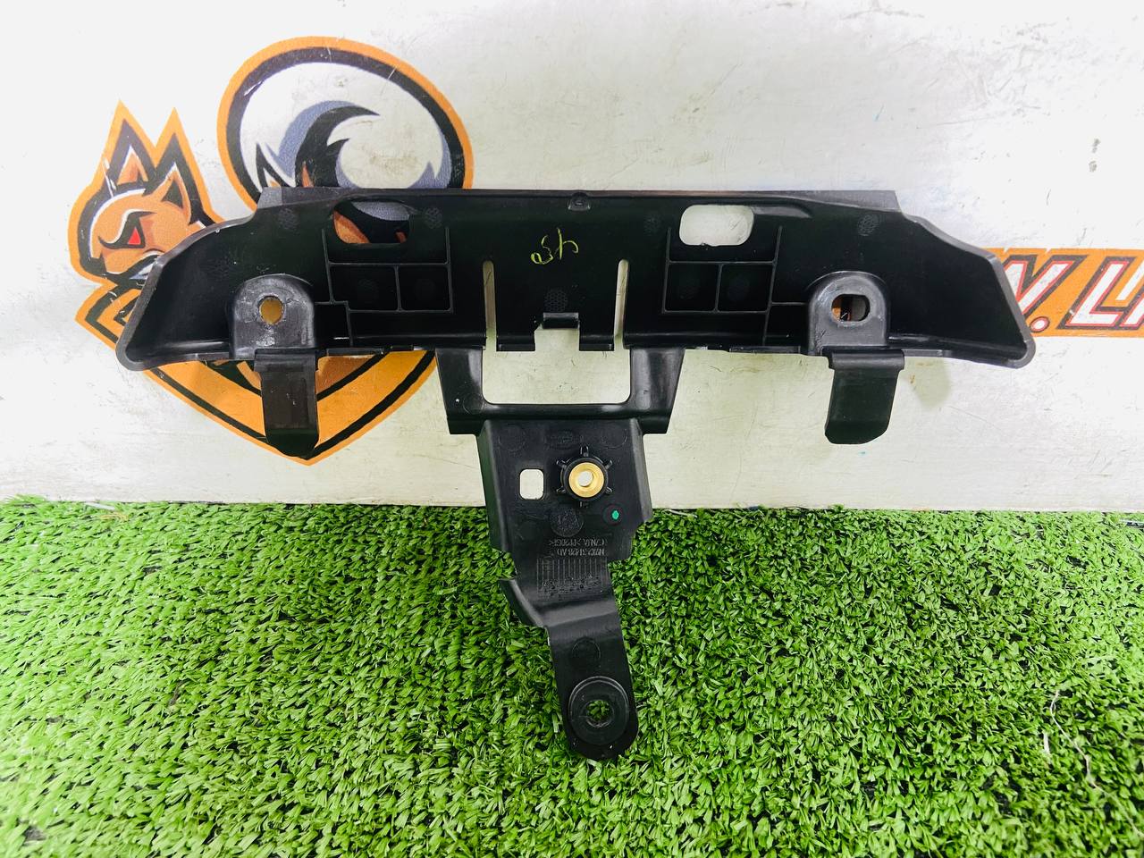 LR178180 Bracket for mounting the front right ceiling handle Range Rover Sport L461 (2023-) Used cost € in stock 1 pcs.