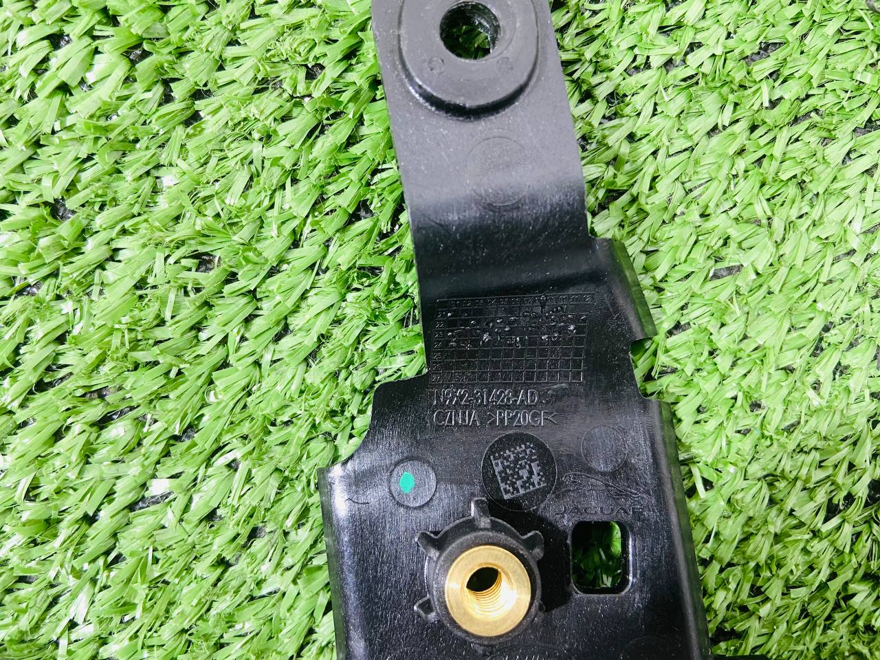 LR178180 Bracket for mounting the front right ceiling handle Range Rover Sport L461 (2023-) Used cost € in stock 1 pcs.