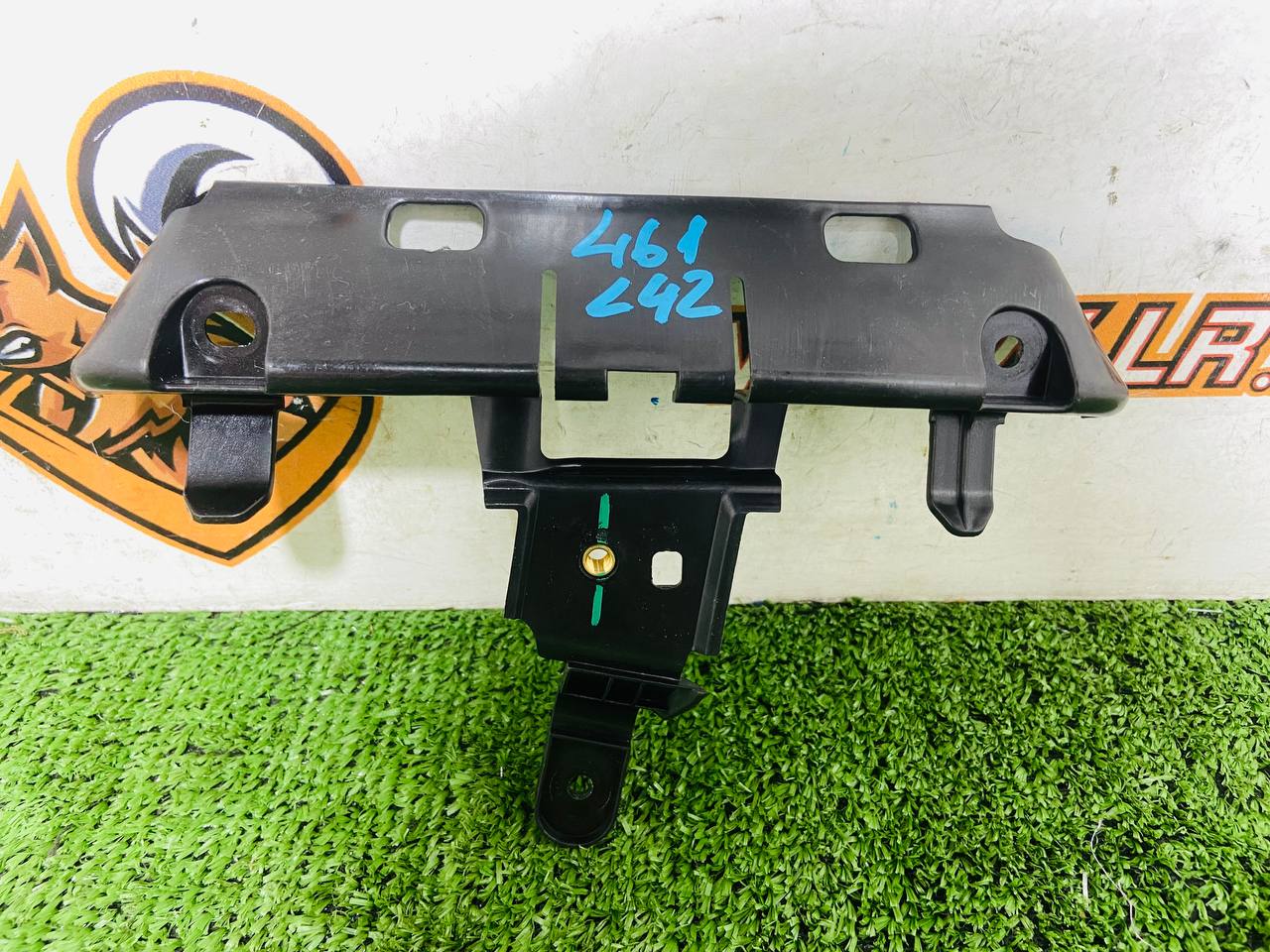 LR178180 Bracket for mounting the front right ceiling handle Range Rover Sport L461 (2023-) Used cost € in stock 1 pcs.