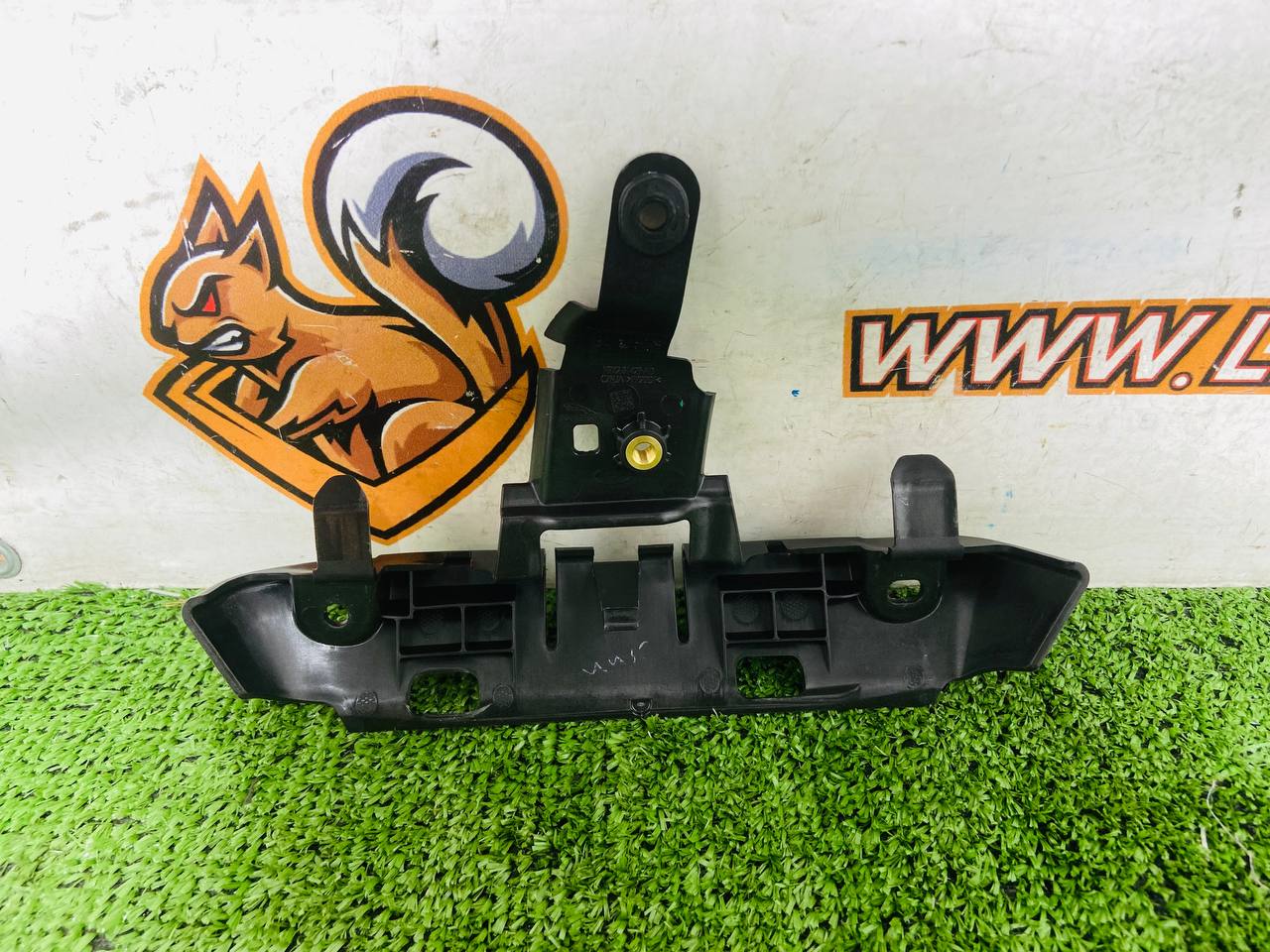 LR178181 Front left ceiling handle mounting bracket Range Rover Sport L461 (2023-) Used cost € in stock 1 pcs.