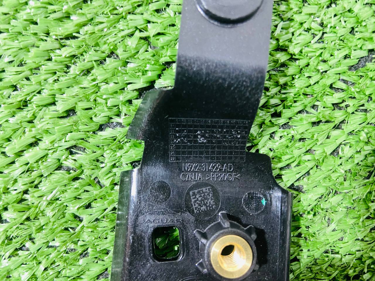 LR178181 Front left ceiling handle mounting bracket Range Rover Sport L461 (2023-) Used cost € in stock 1 pcs.