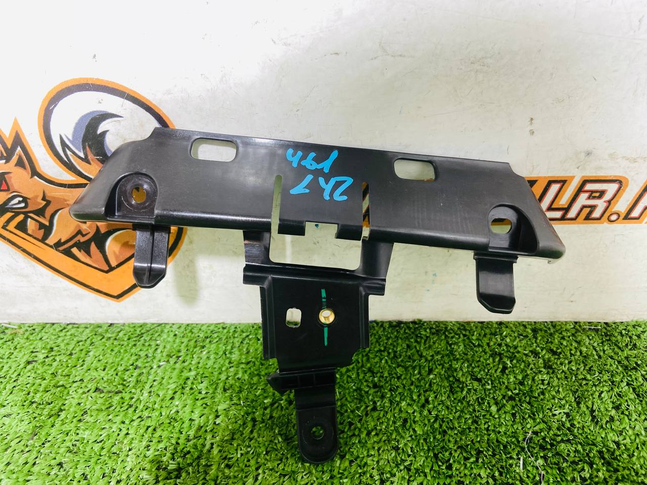LR178181 Front left ceiling handle mounting bracket Range Rover Sport L461 (2023-) Used cost € in stock 1 pcs.