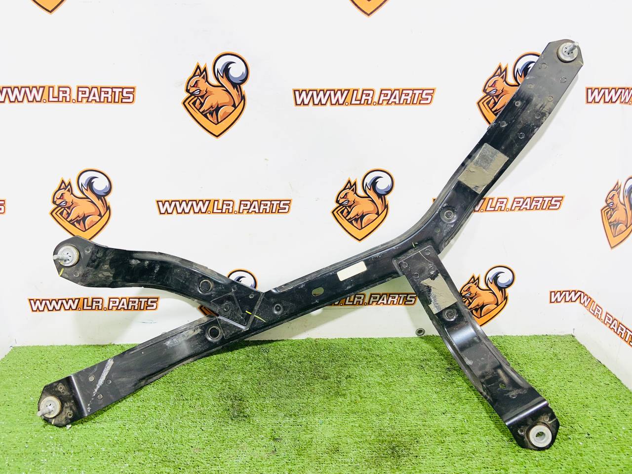LR181220 Left fuel tank bracket Range Rover Sport L461 (2023-) Used cost 100 € in stock 4 pcs.