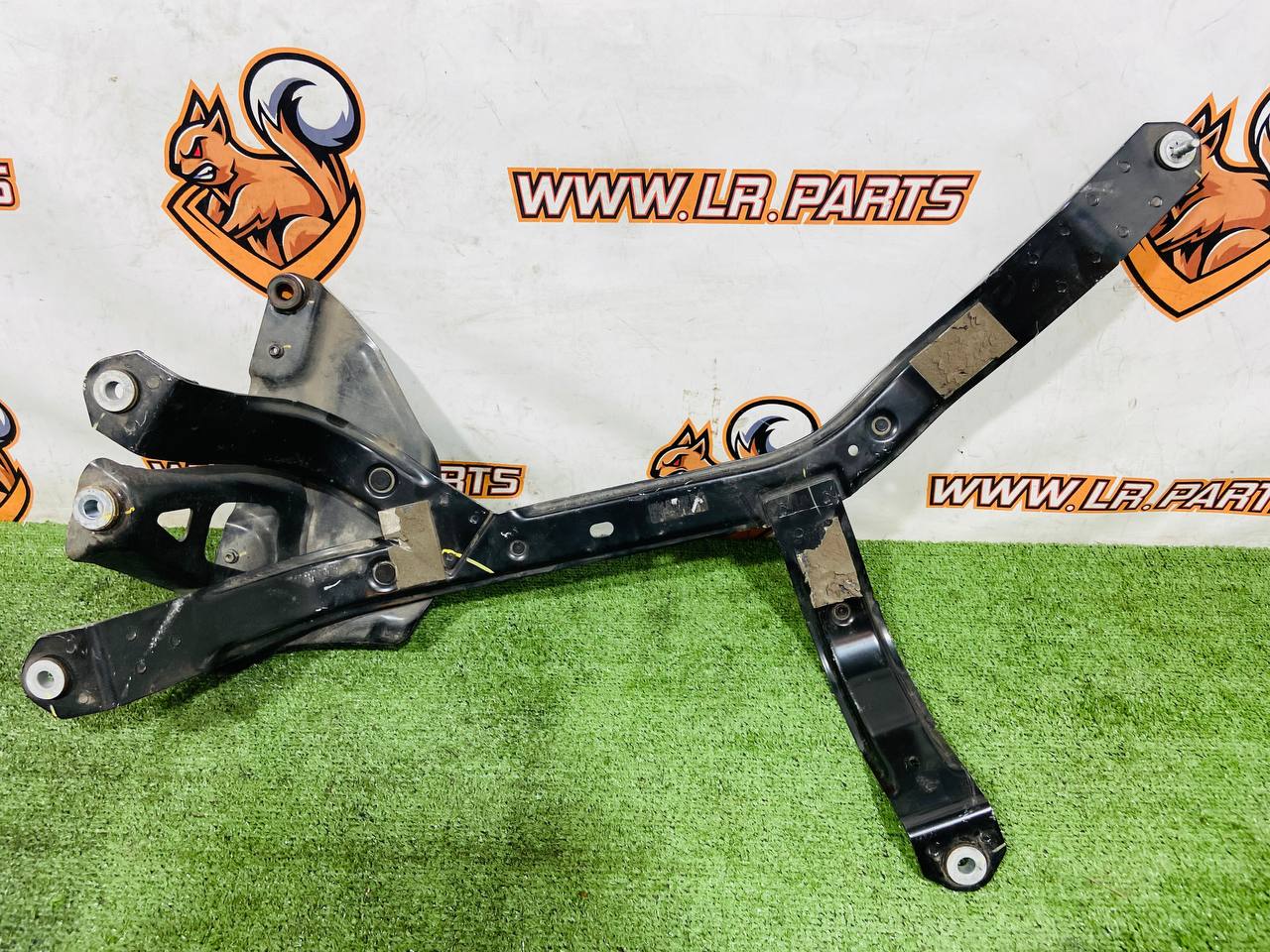 LR181220 Left fuel tank bracket Range Rover Sport L461 (2023-) Used cost 100 € in stock 4 pcs.