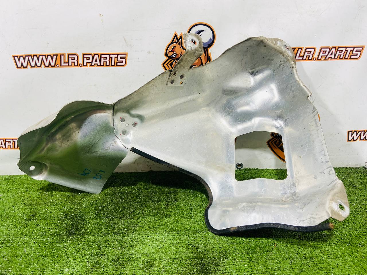 T2R1605 Fuel tank mount right Jaguar F-Type X152 (2014-) Used cost € in stock 1 pcs.
