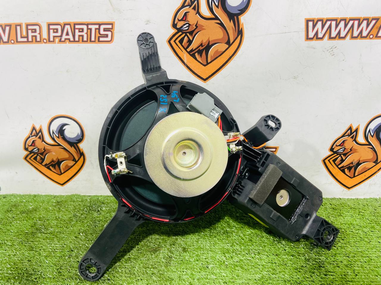 T2R21050 Premium Right Subwoofer Jaguar F-Type X152 (2014-) Used cost € in stock 1 pcs.
