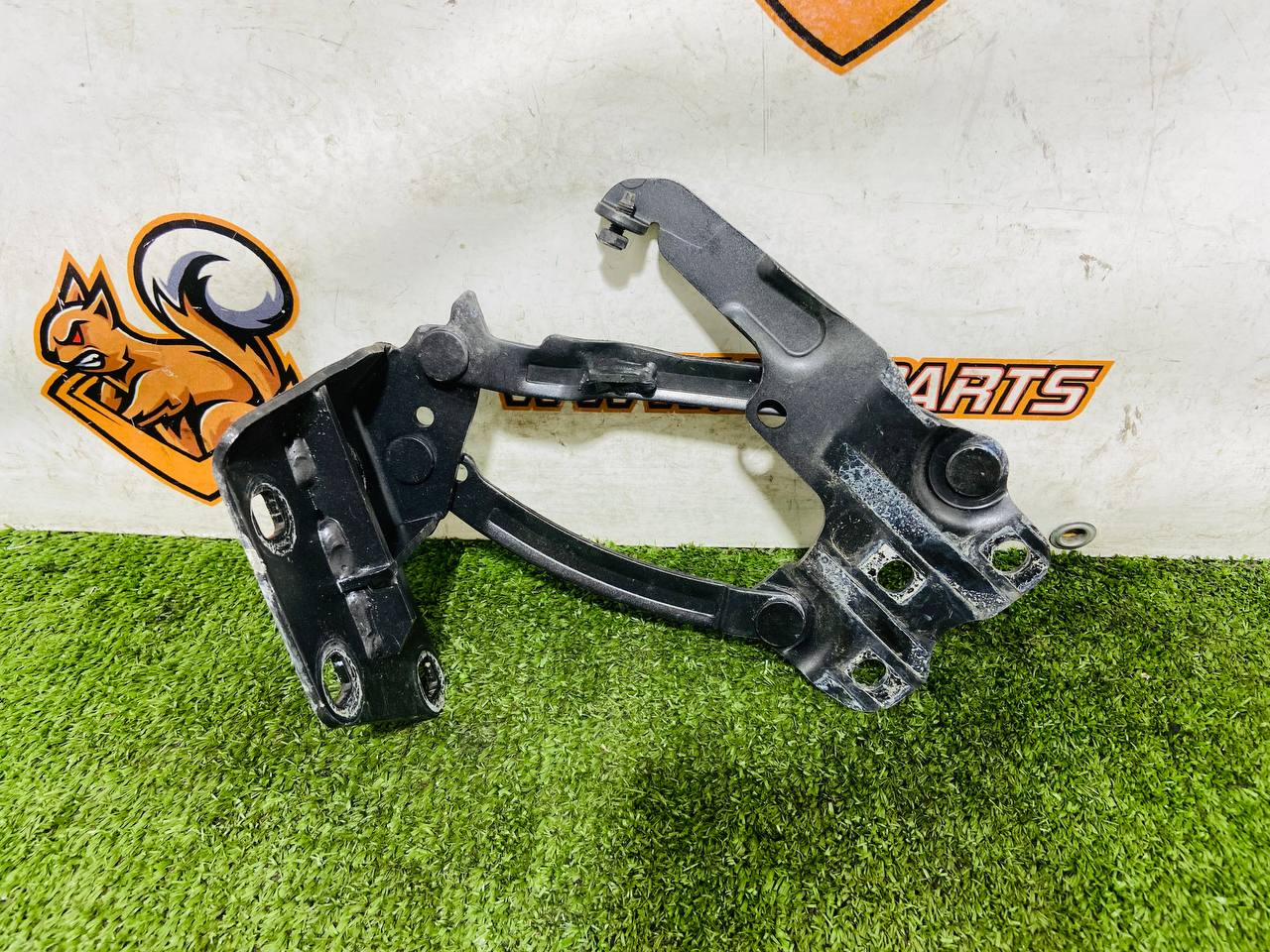 C2P26223 Left Hood Hinge for Jaguar F-Type X152 (2014-) Used cost 110 € in stock 1 pcs.