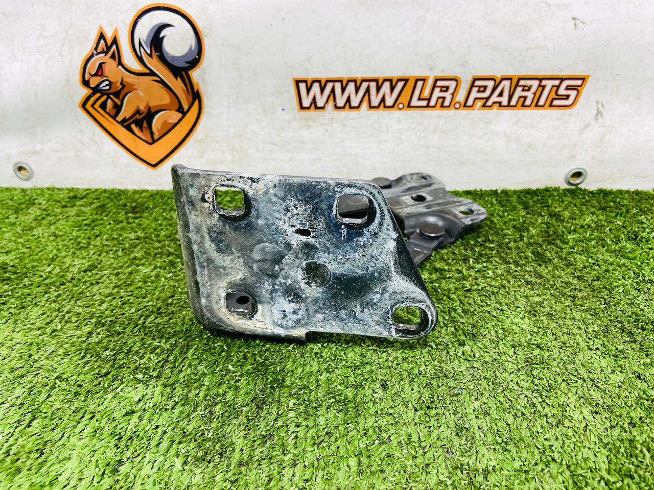 C2P26223 Left Hood Hinge for Jaguar F-Type X152 (2014-) Used cost 110 € in stock 1 pcs.