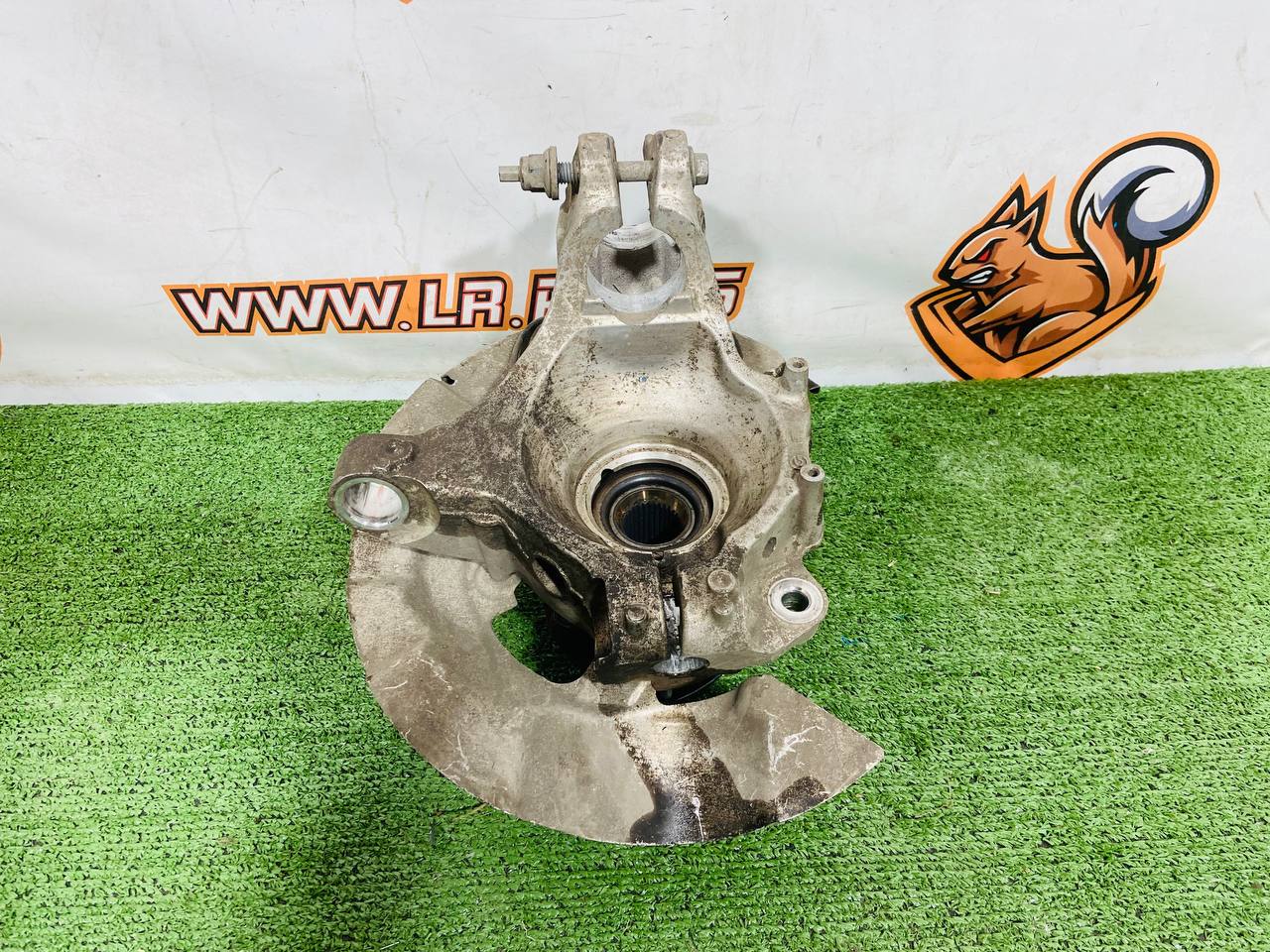 J9C26518 Front left rotary fist (hub) for Jaguar E-Pace X540 (2017-) Used cost 300 € in stock 2 pcs.